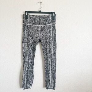 Athleta Size M Ultimate Stash II High Rise 7/8 Workout Monochrome Leggings